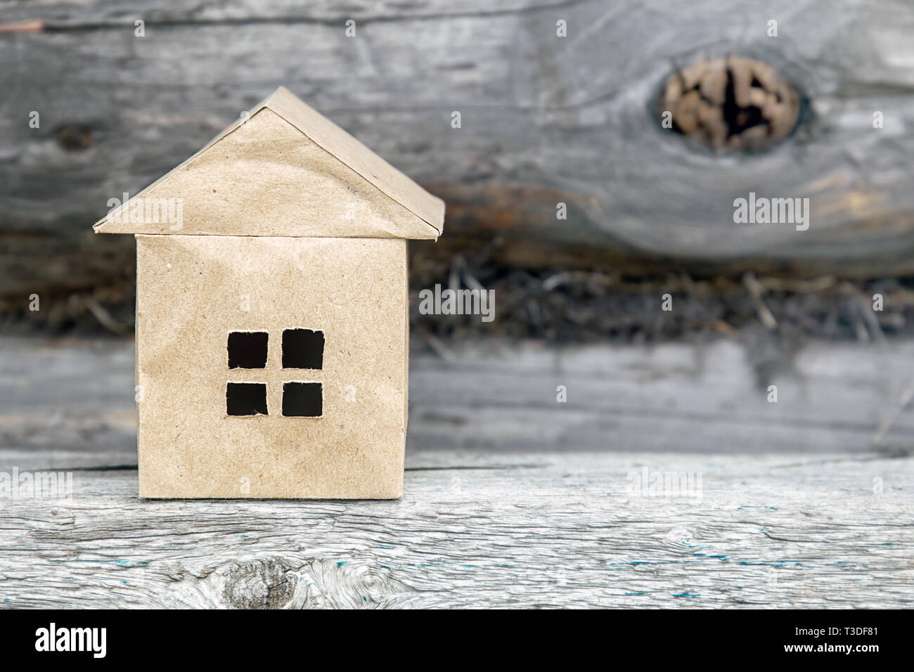 Papier Haus auf einer hölzernen Hintergrund. Bau von ökologischen Holzhäusern Stockfoto