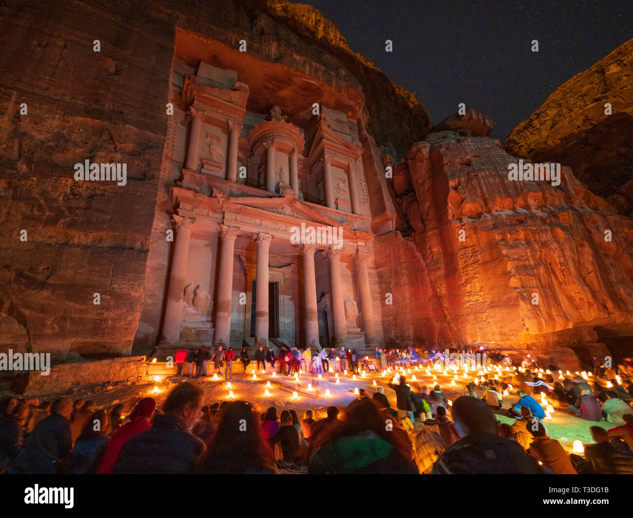 Petra bei Nacht bei Kerzenschein touristische Veranstaltung im Treasury (Al Khazneh), Petra, Jordanien, UNESCO Stockfoto