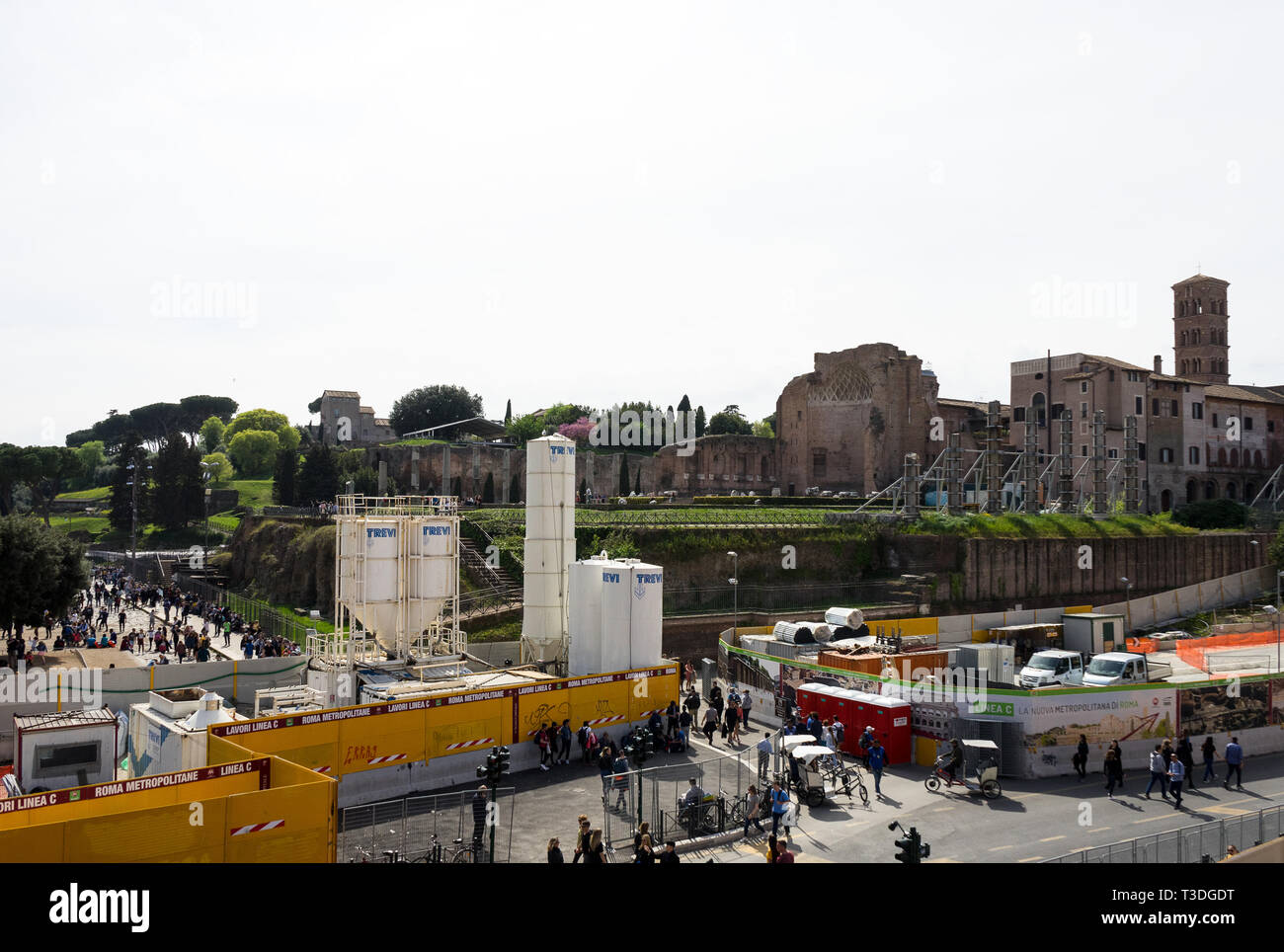 Kolosseum, Rom, Italien 04.06.2019: Neue Metro-linie c Gebäude, Fori Imperiali entfernt. Im Hintergrund die Basilika Santa Francesca Romana Stockfoto