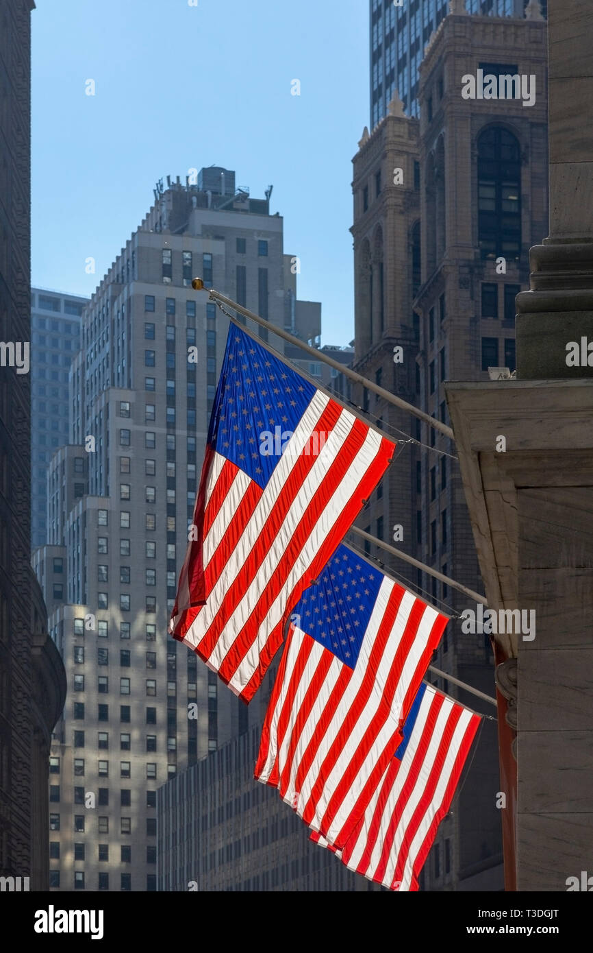 Drei amerikanische Fahnen Fliegen außerhalb der Börse von New York, New York City, New York State, Vereinigte Staaten von Amerika. Stockfoto