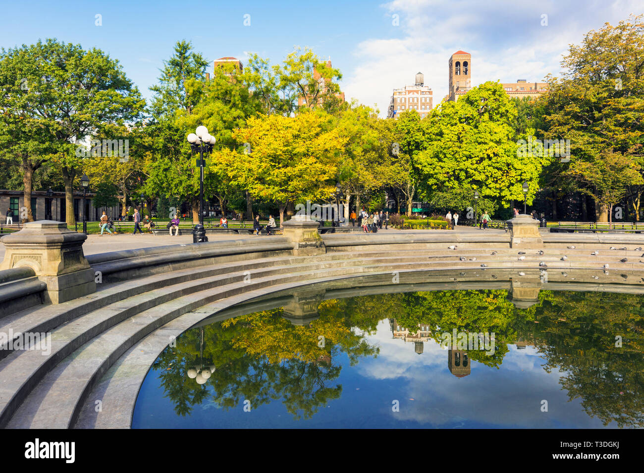 Die zentralen Brunnen Teich in den Washington Square Park, New York City, New York State, USA. Stockfoto