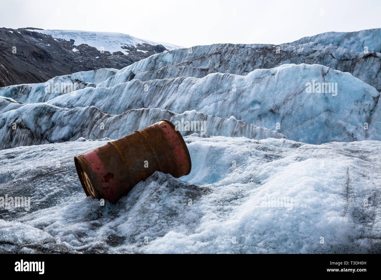 Ein altes Ölfass aus einer Mine in den Bergen von British Columbia rostet auf der Oberseite des Berendon Gletscher in der Begrenzung von Kanada verworfen. Stockfoto