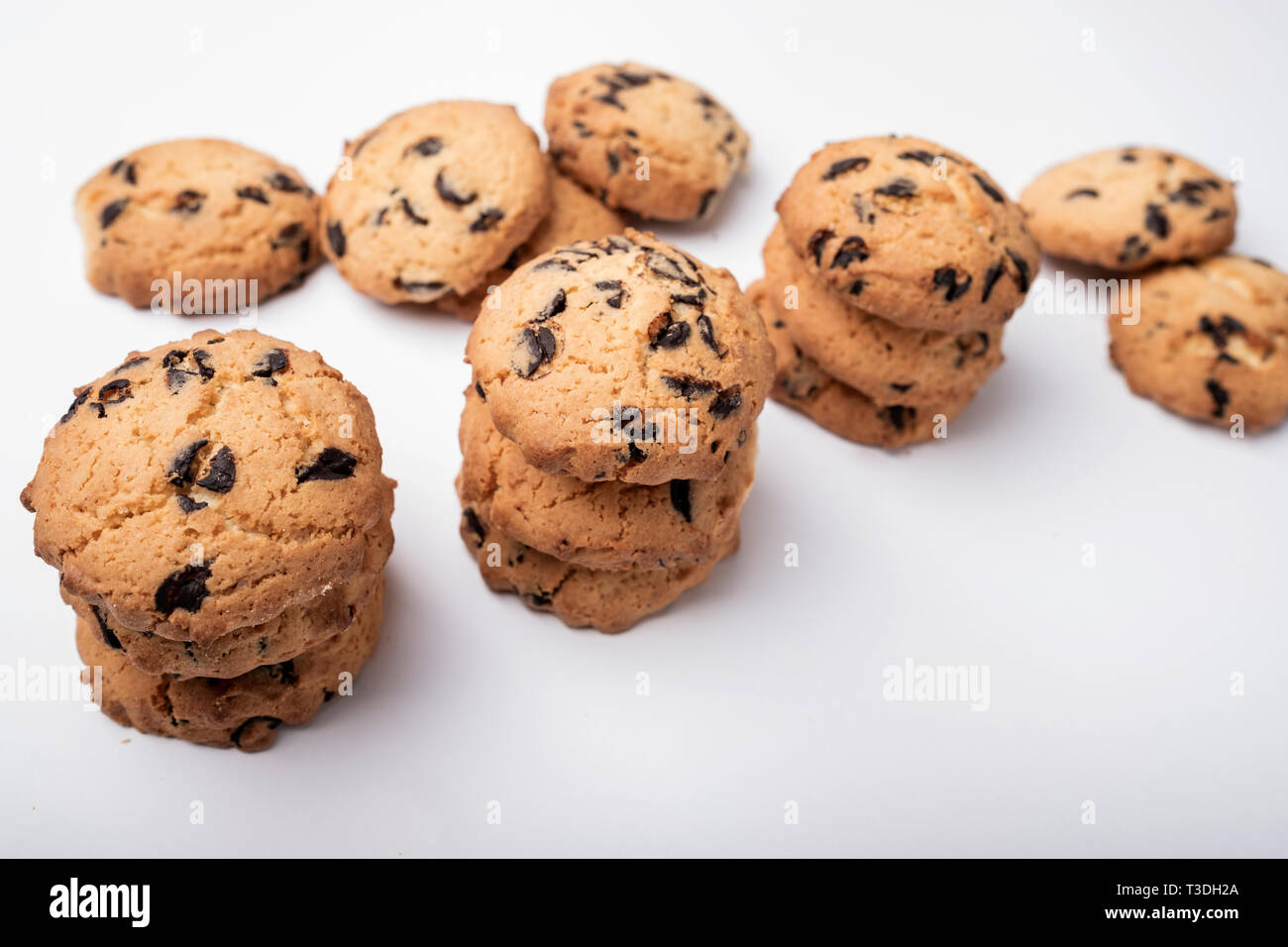 Viele cookies mit Schokoladenstückchen auf weißem Hintergrund Stockfoto