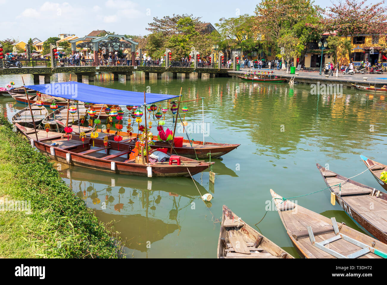 Laterne Boote und traditionelle Fischerboote auf Sohn Thu Bon Fluss und Brücke ein Hoi, Hoi An, Quang Nam, Vietnam, Asien Stockfoto