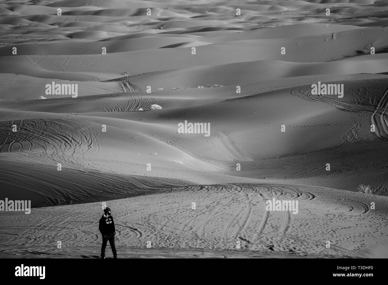 Mann in der Mitte der Wüste maranjab, Iran Stockfoto