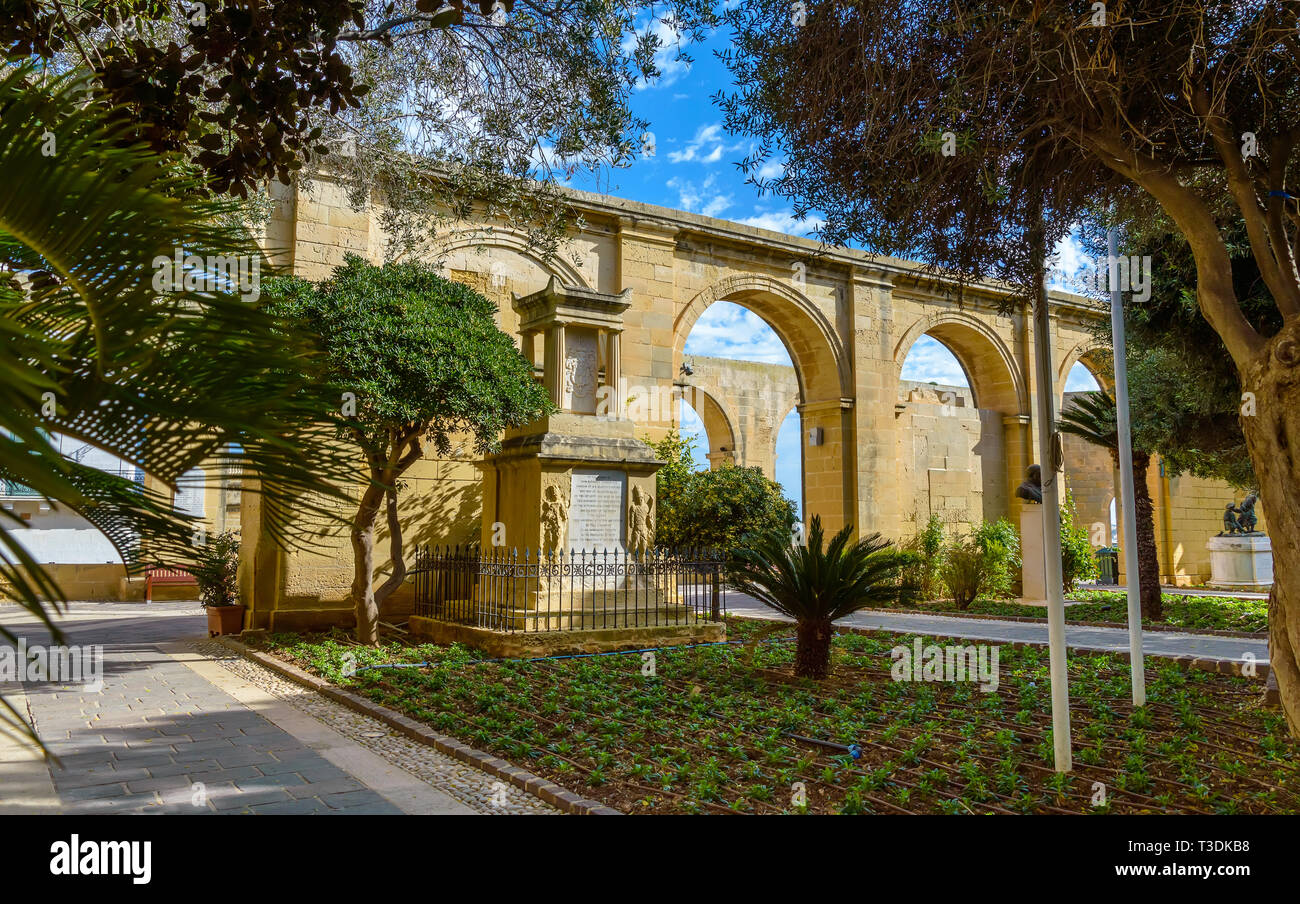 Upper Barrakka Gardens mit Bögen und Palmen in Valletta, Malta Stockfoto