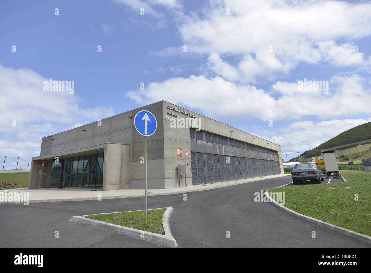 Groß angelegte Battery energy storage in Insel La Graciosa in Azoren, Portugal. Dies ist ein Teil der erneuerbaren Stromerzeugung Projekt. Stockfoto