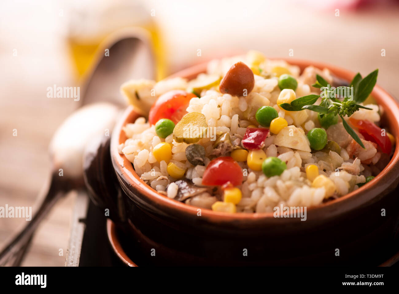 Frischen Reis Salat in eine Schüssel aus der Nähe schießen Stockfoto