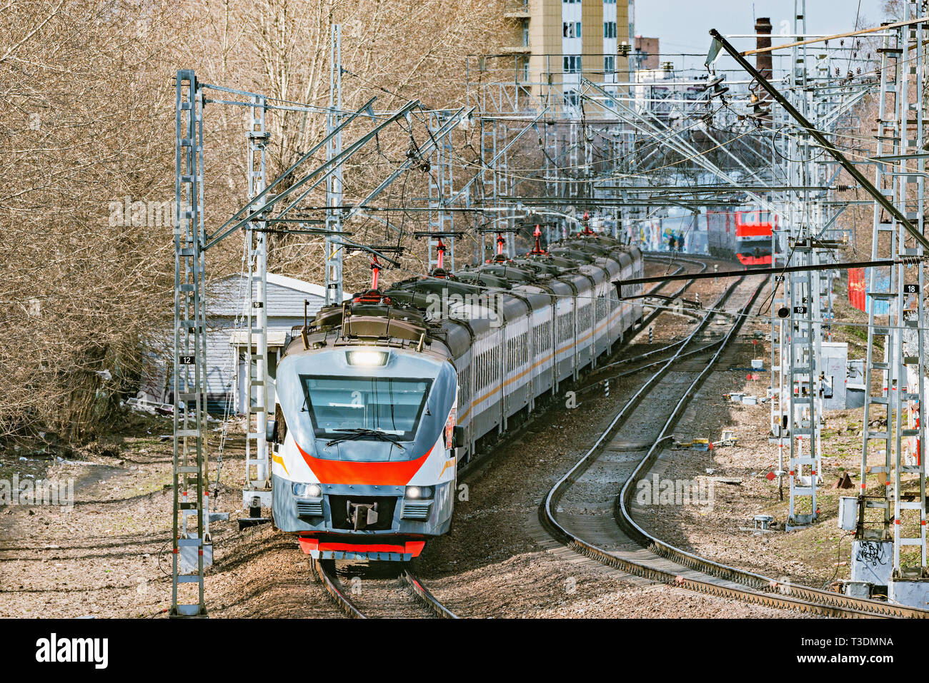 Moderne Hochgeschwindigkeitszug fährt in Riga entfernt. Moskau. Stockfoto