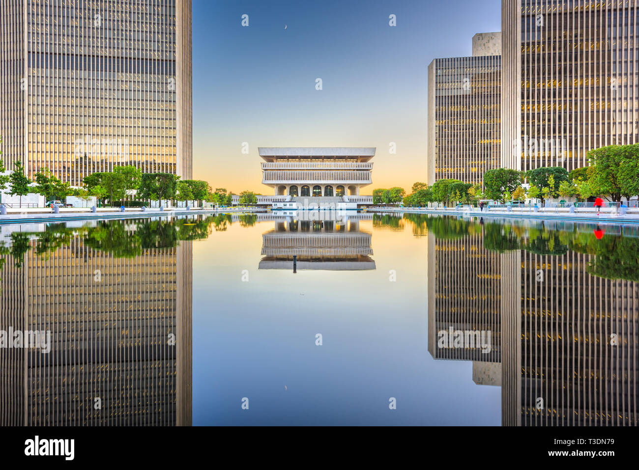 Albany, New York, USA, an der New York State Capitol in der Abenddämmerung. Stockfoto