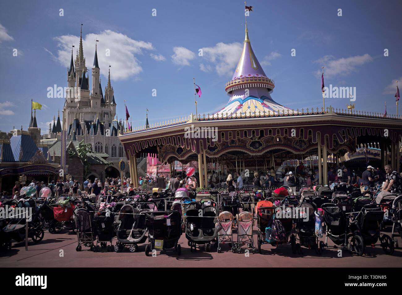 Kinderwagen im Fantasyland in Disneyworld geparkt. Stockfoto