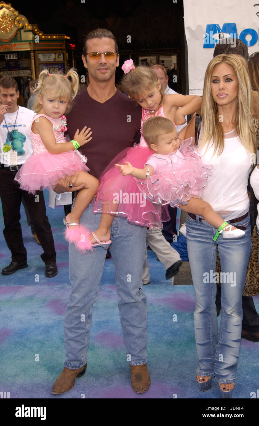 LOS ANGELES, Ca. Oktober 28, 2001: Schauspieler Lorenzo Lamas & Frau Schauspielerin SHAUNA SANDS LAMAS & Töchter Isabella (18 Monate), Victoria (2) und Alexandra (3) bei der Weltpremiere von Disney/Pixars Monster, Inc., am El Capitan Theatre, Hollywood. © Paul Smith/Featureflash Stockfoto