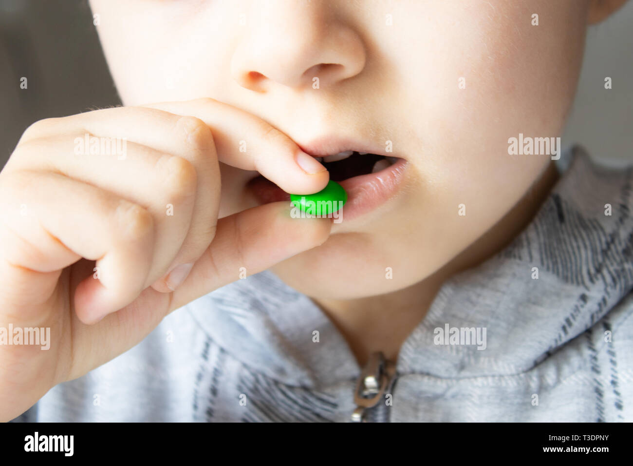 Runde, bunte und Pralinen. Close-up Das Kind isst Süßigkeiten Stockfoto
