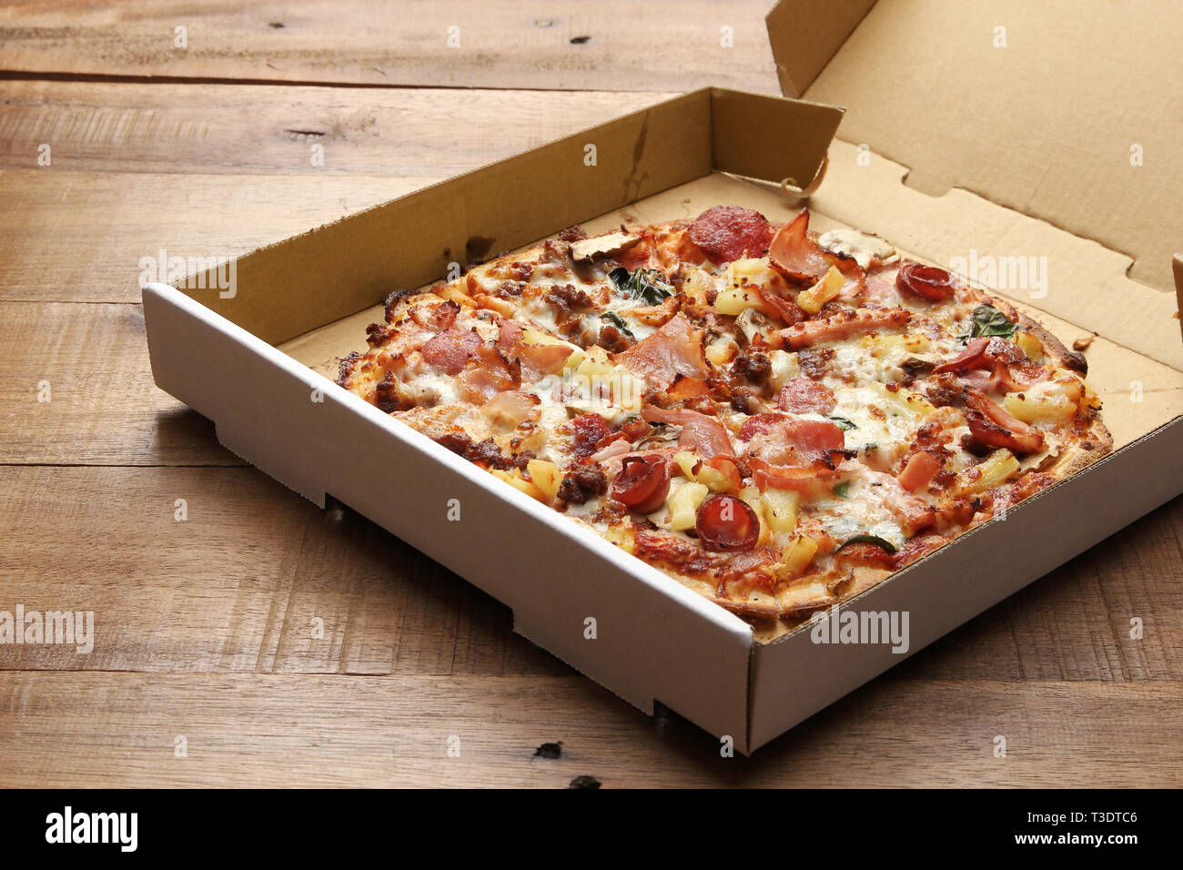 Pizza auf Holz- Hintergrund Stockfoto