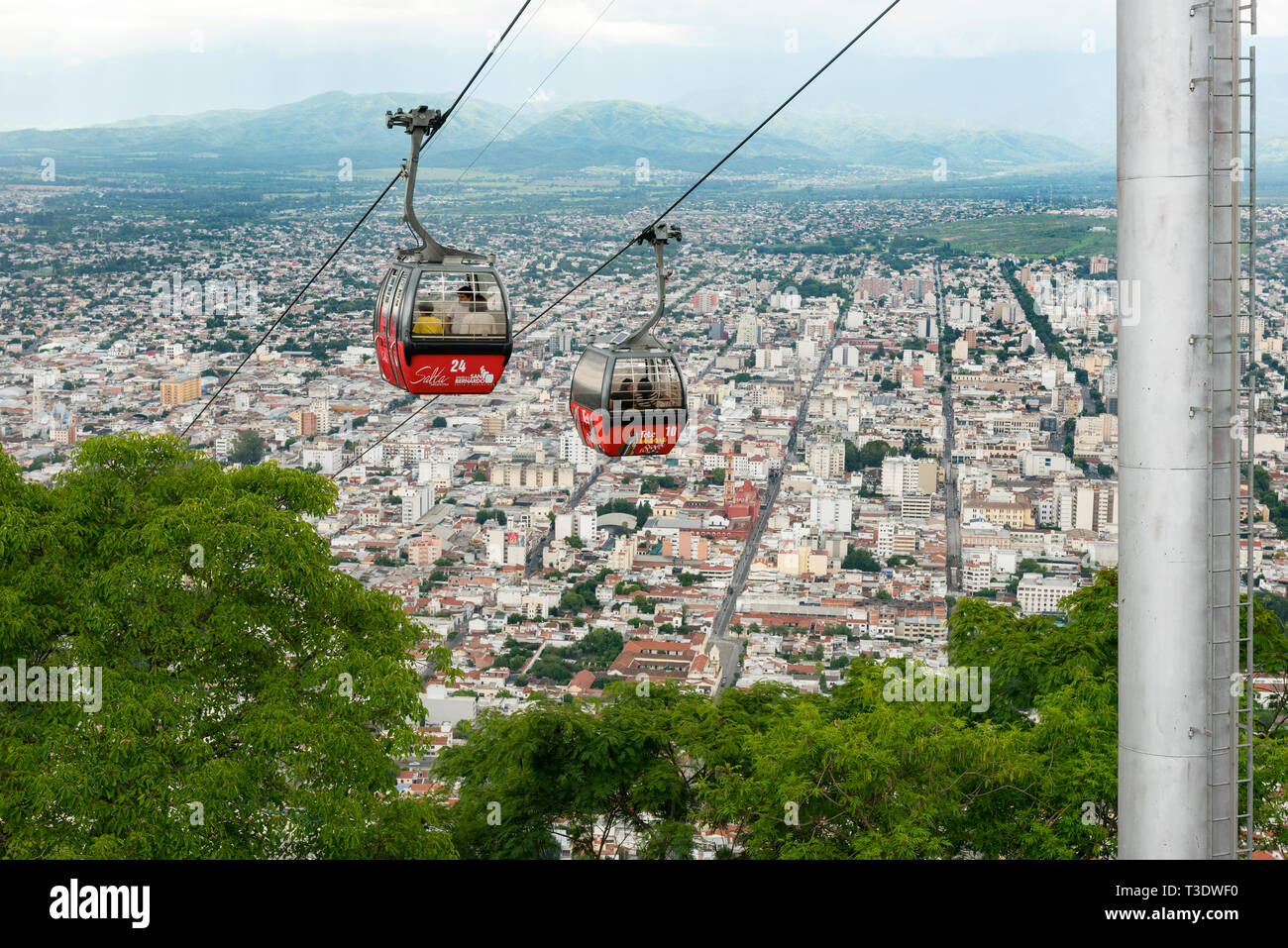 Bilder der Salta Straßenbahn (Teleferico) Seilbahnen, oberhalb der Stadt, von der Spitze des San Bernardo Hill. Stockfoto