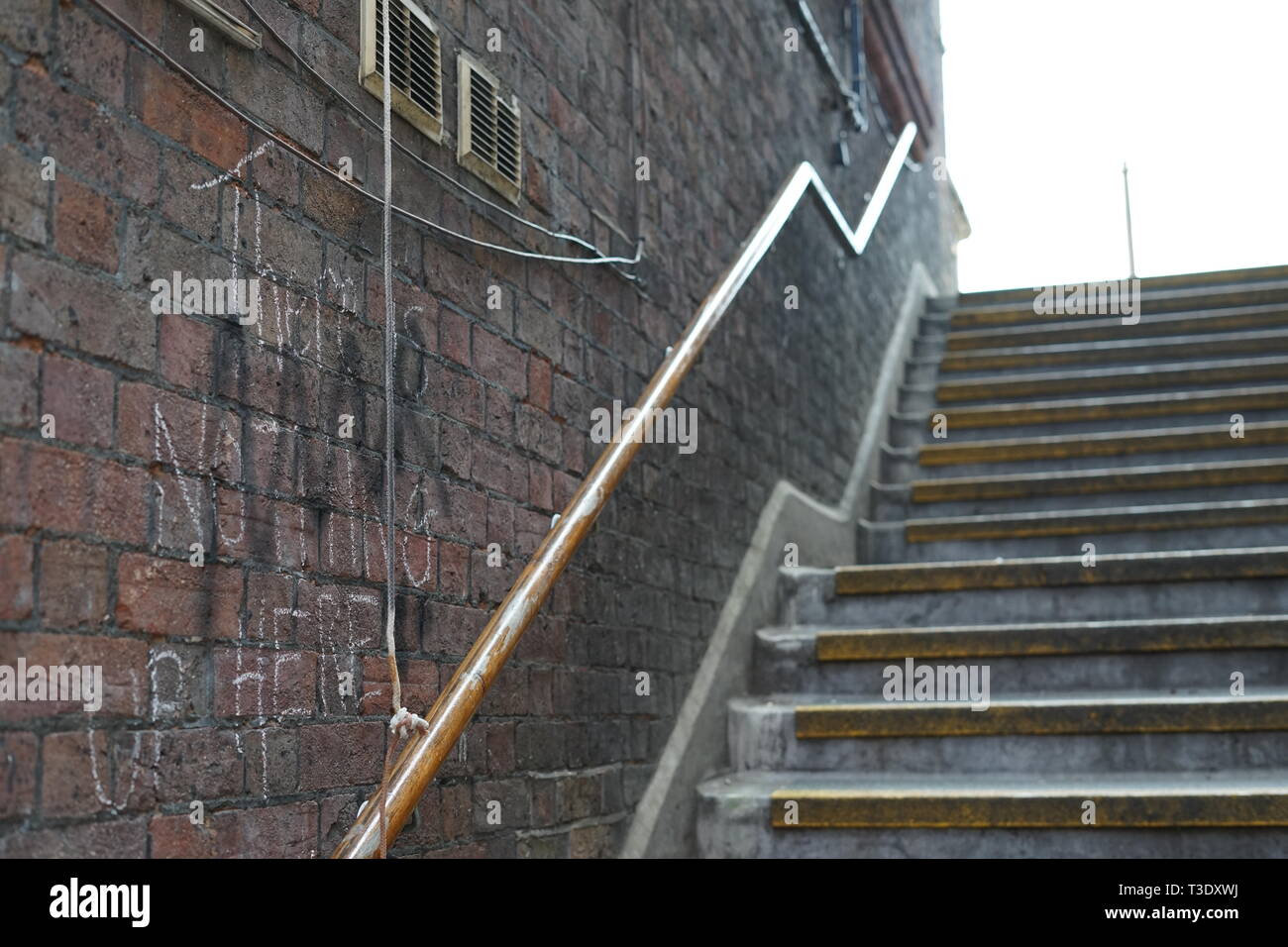 Diese Treppen führen zu nichts mit Vorzeichen Stockfoto