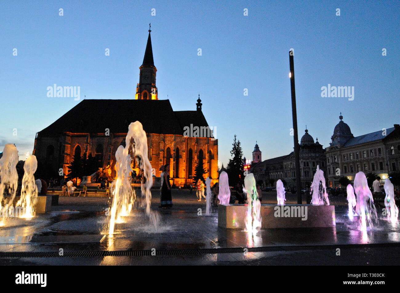 St. Michael's Church am Unirii Square (Union Square) in der Dämmerung. Cluj-Napoca, Rumänien Stockfoto