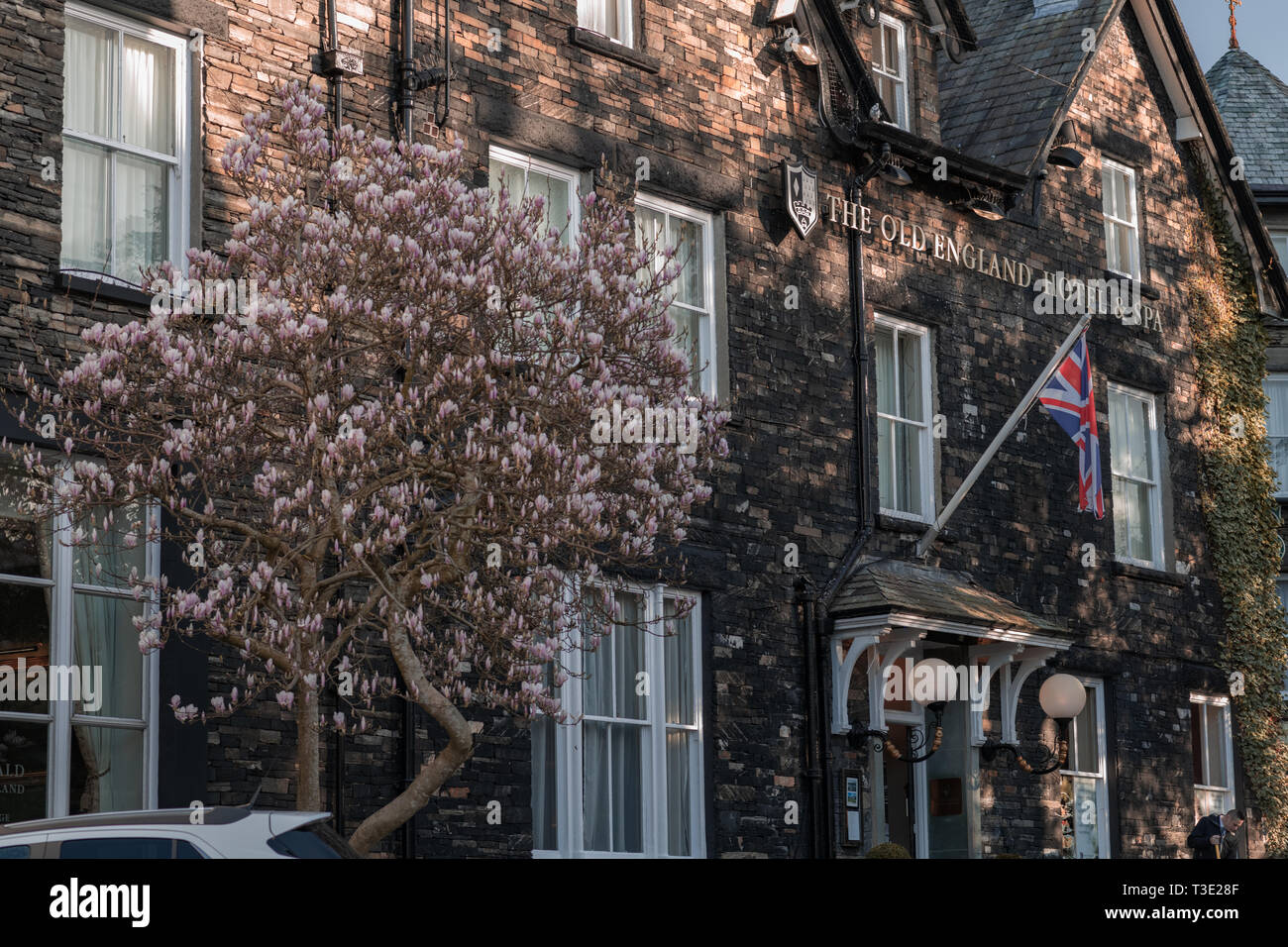 WINDERMERE, Großbritannien - 25. MÄRZ 2019: Der Old England Hotel und Spa front-Windermere Stockfoto