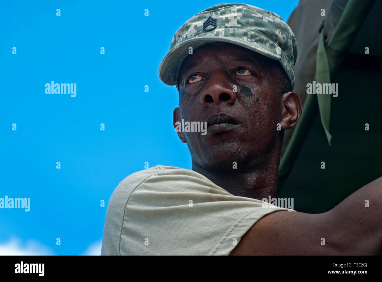 Staff Sgt. Albert Kammern mit Blick auf die West End von Dauphin Island, Alabama, während der Bemühungen, die Insel von der BP Oil Spill zu schützen. Stockfoto
