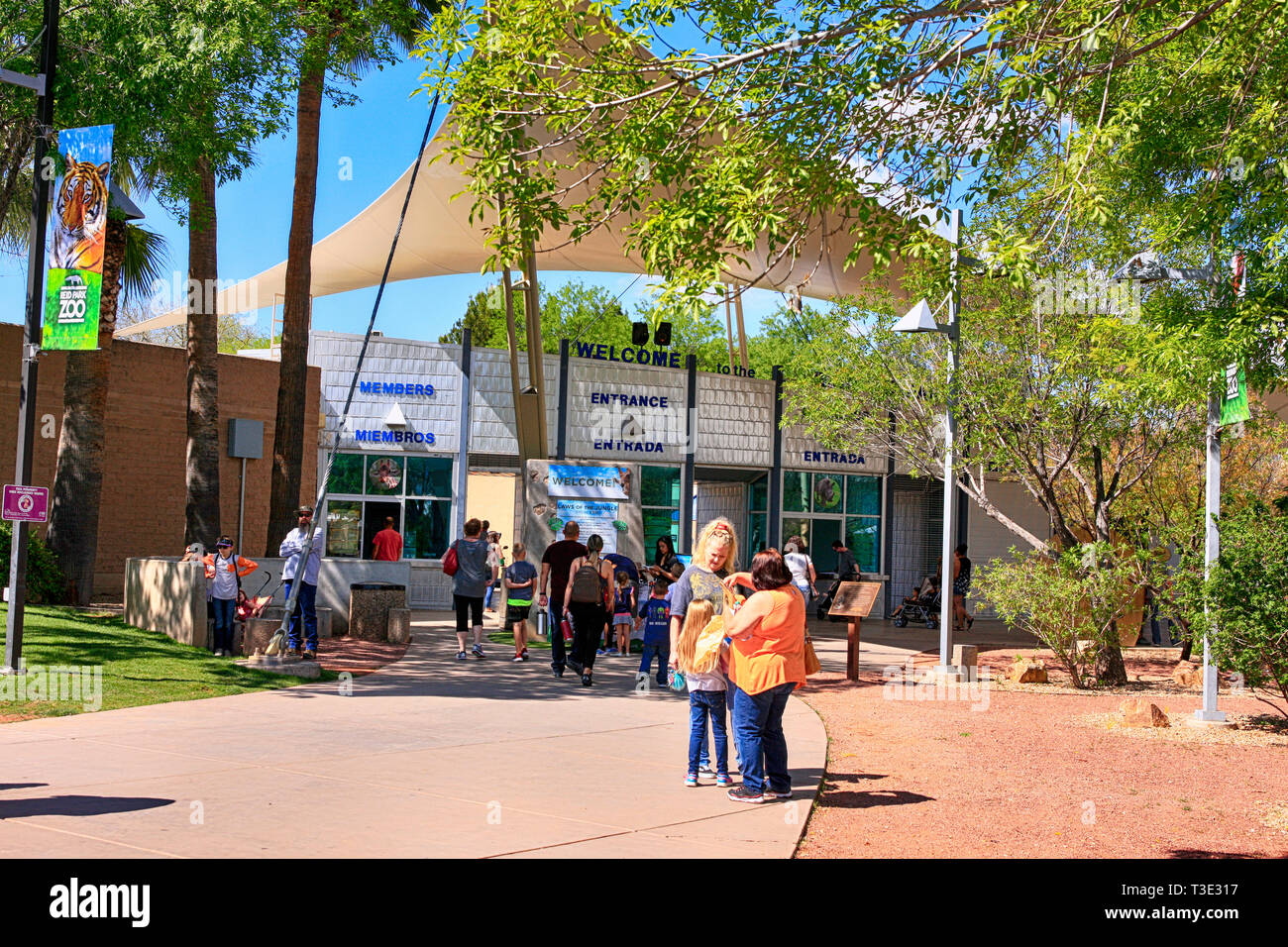 Menschen vor dem Eingang zu Reid Park Zoo in Tucson, Arizona Stockfoto