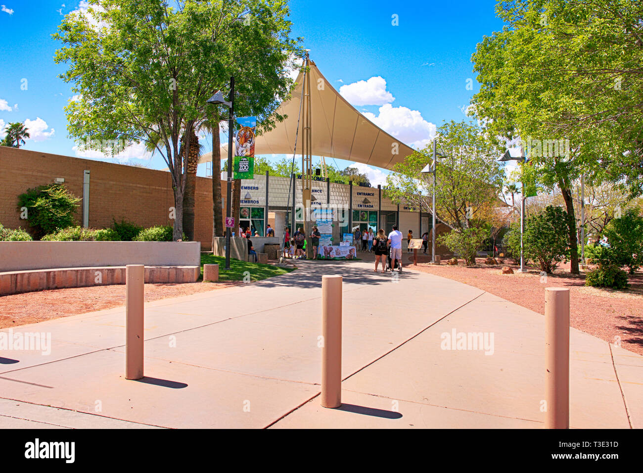 Menschen vor dem Eingang zu Reid Park Zoo in Tucson, Arizona Stockfoto
