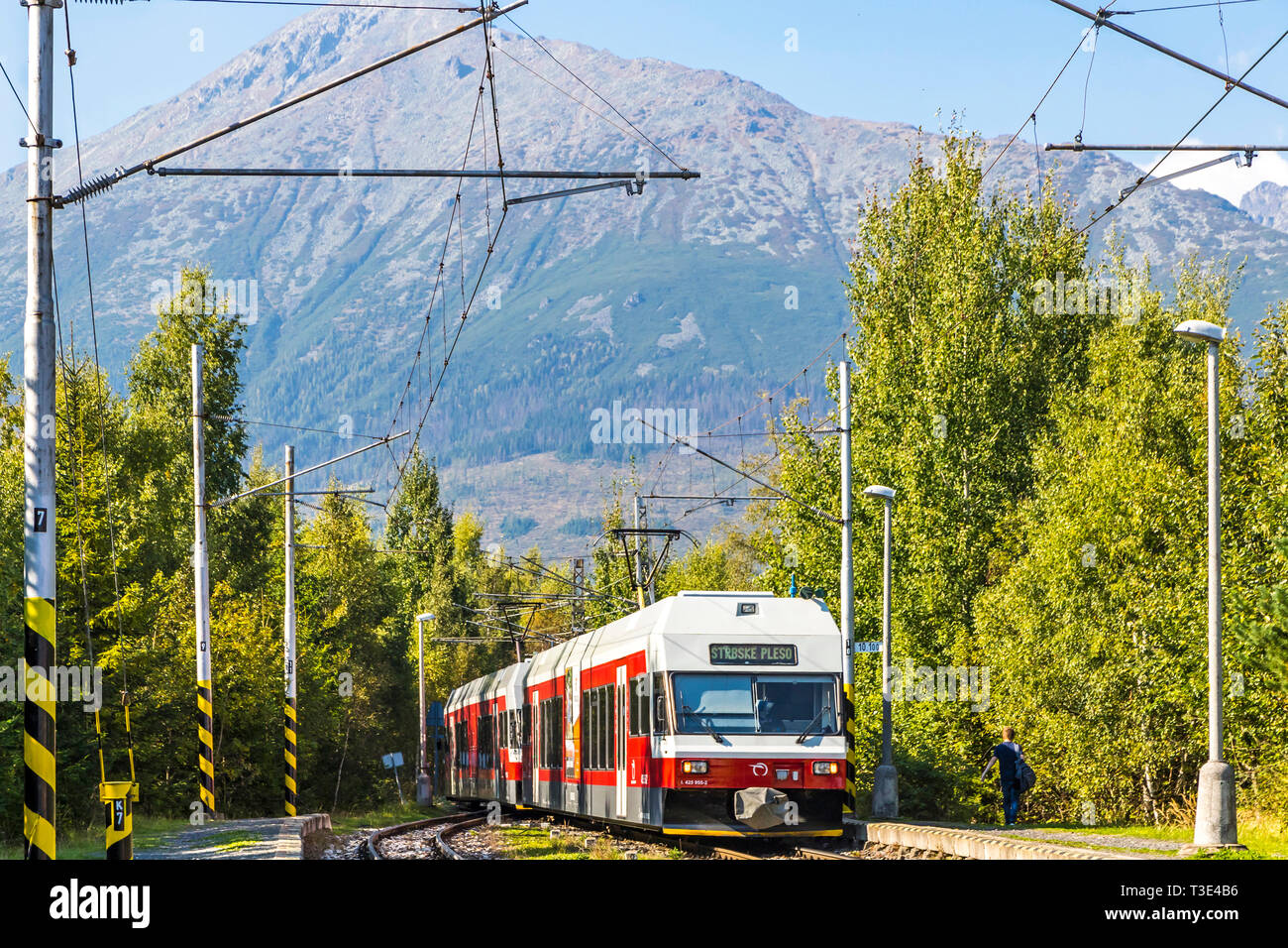 Hohe Tatra, Slowakei - 19. September 2018: Tatra elektrische Bahnen (TEZ-TER) Zug (auch als "Tatra Straßenbahn" bekannt) zu Pod Praha station in hoher eintrifft Stockfoto