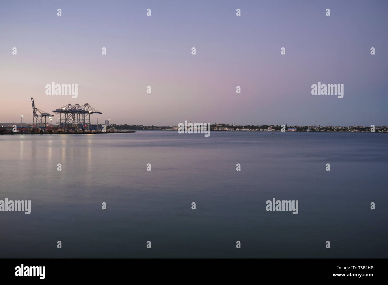 Auckland, Neuseeland. Waitemata Hafen bei Sonnenuntergang Stockfoto