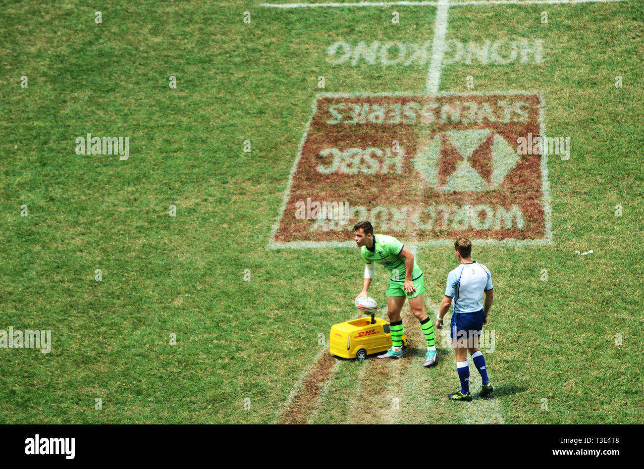 Ein DHL mini Lkw liefert die rugby ball am Anfang jedes Spiels. Stockfoto