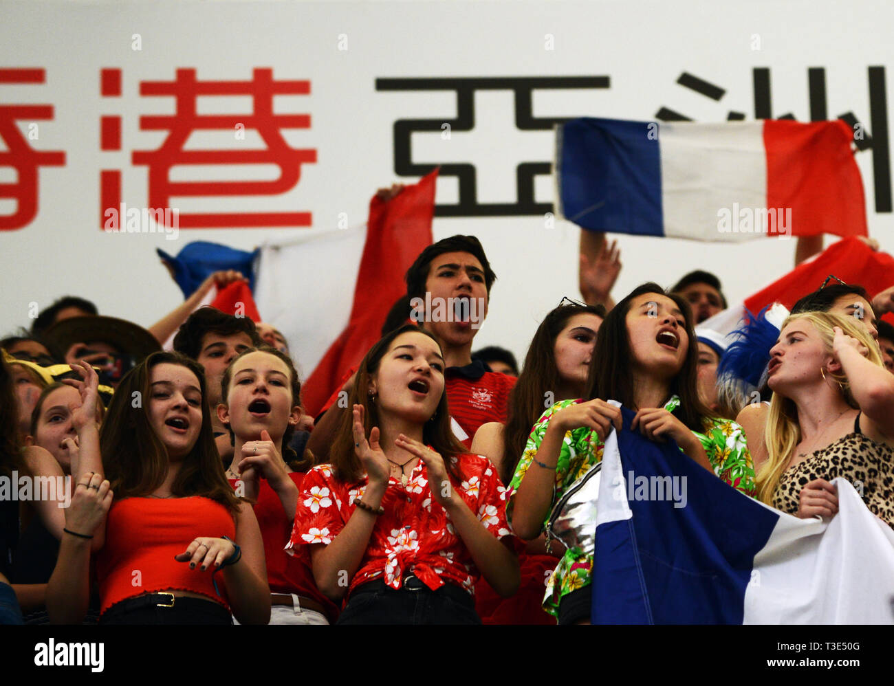 Französischen Fans an der Hong Kong Stadium beobachten die französischen Rugby Team spielen an der Hong Kong Sevens Turnier. Stockfoto