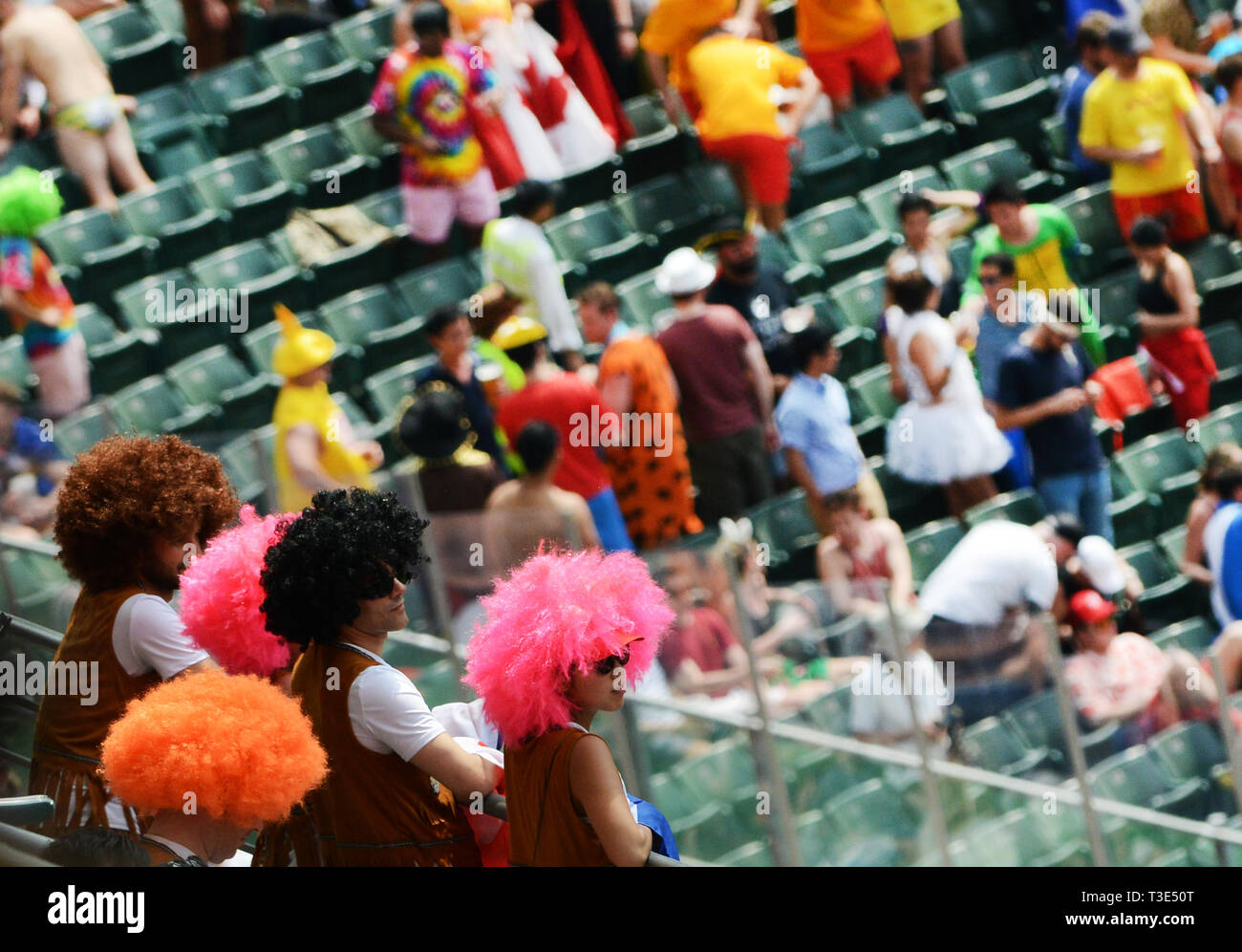 Bunte Fans auf der Hongkong Sevens Turnier. Stockfoto