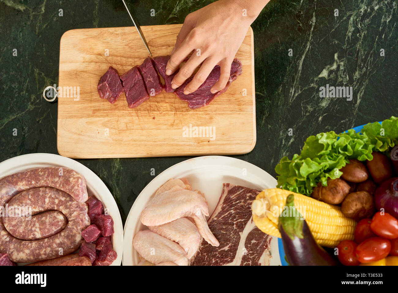Schneiden von Fleisch zum Grillen Stockfoto