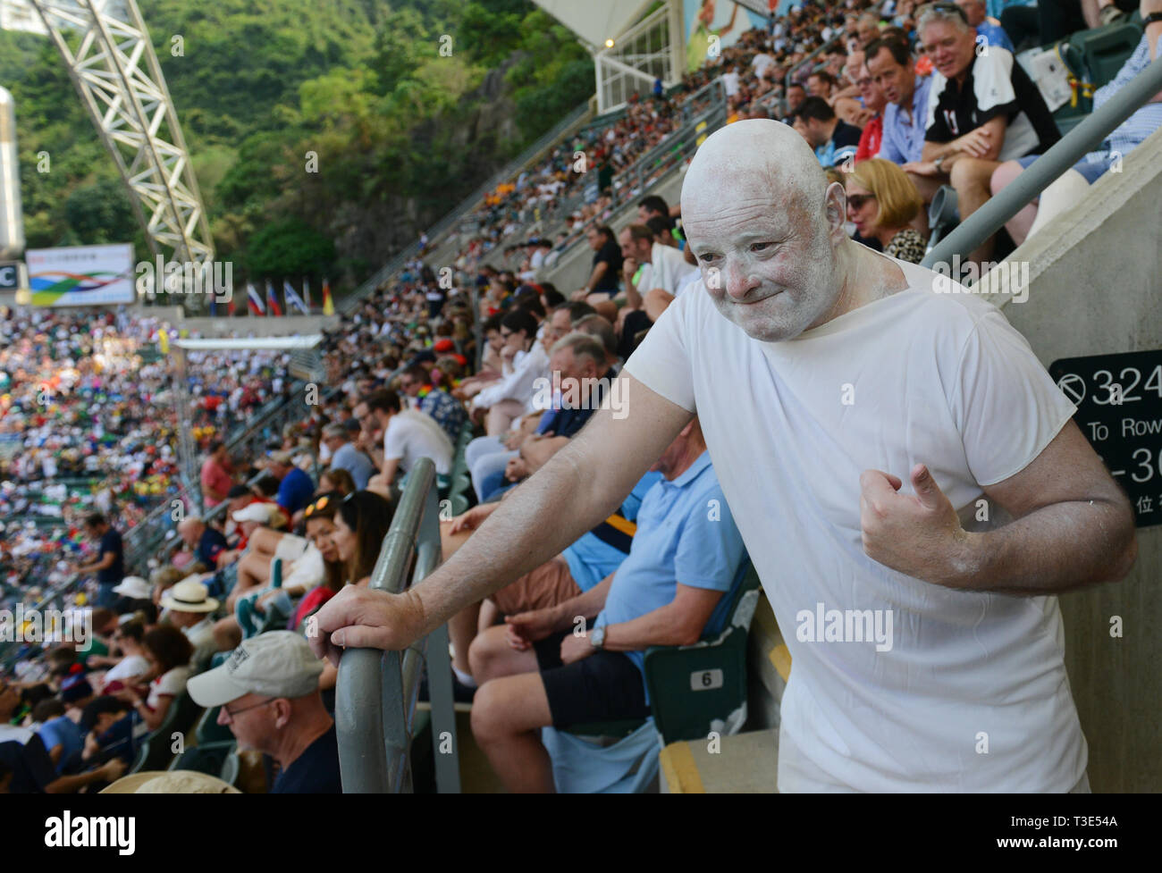 Bunte Fans an der Rugby Sevens Turnier in Hong Kong. Stockfoto