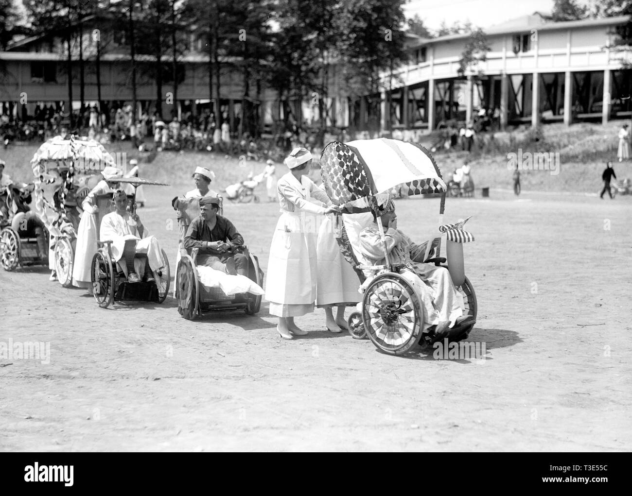 Verwundet WW ICH Soldaten in Walter Reed Krankenhaus in einem Juli 4 Rollstuhl Parade teilnehmen kann. 1919 Stockfoto