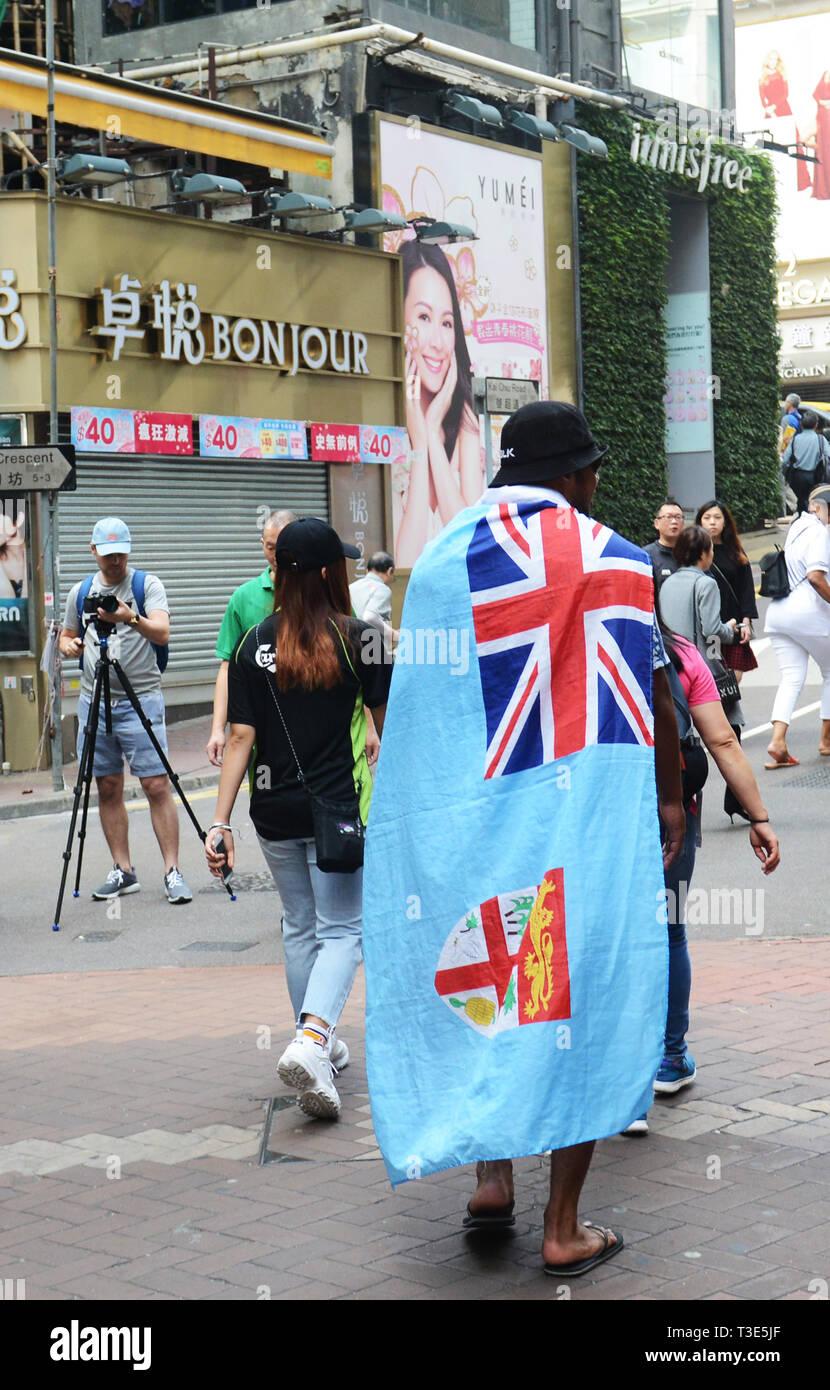 Ein Fijian Rugby-fan das Tragen der Fidschi Flagge auf seinem Rücken. Stockfoto