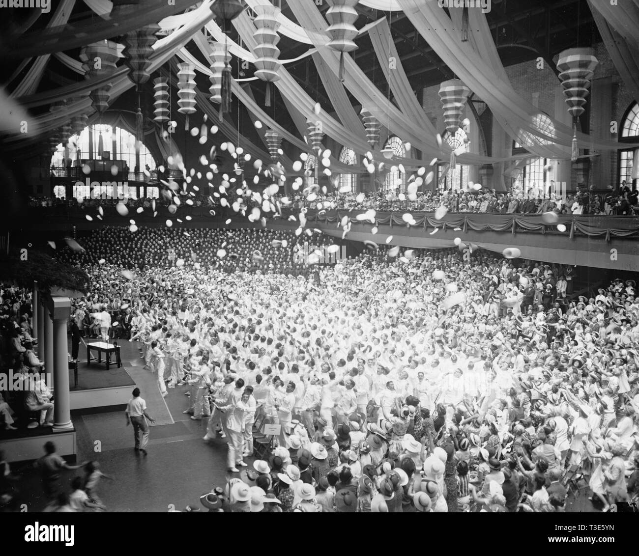 School's Out für die Abschlussklasse an der Naval Academy in Annapolis, nachdem ihre Diplome erhalten die Midshipmen gezeigt werden kann, dass ihre midshipmens Kappen für die kopfbedeckungen der Panier. 6/3/37 Stockfoto