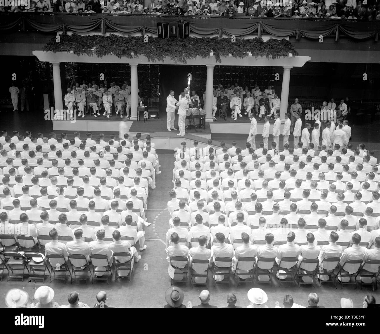 Tag der Promotion in Annapolis. Annapolis, MD, Juni 3. 319 Midshipmen ihre Diplome und den Grad "Bachelor of Science" heute vor einer jubelnden Menge von Studenten, Eltern, Freunde und Schatze in der riesigen Naval Academy Armory, Leiter des Büros der Navigation Adolphus Andrews montiert wird bei der Präsentation der Diplome, 6/3/37 Stockfoto