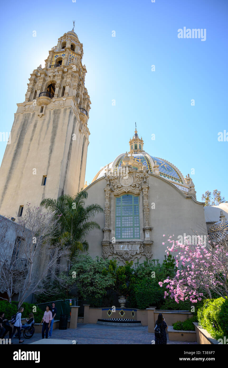 Touristen zu Fuß auf der Graden neben dem Museum Mensch Stockfoto