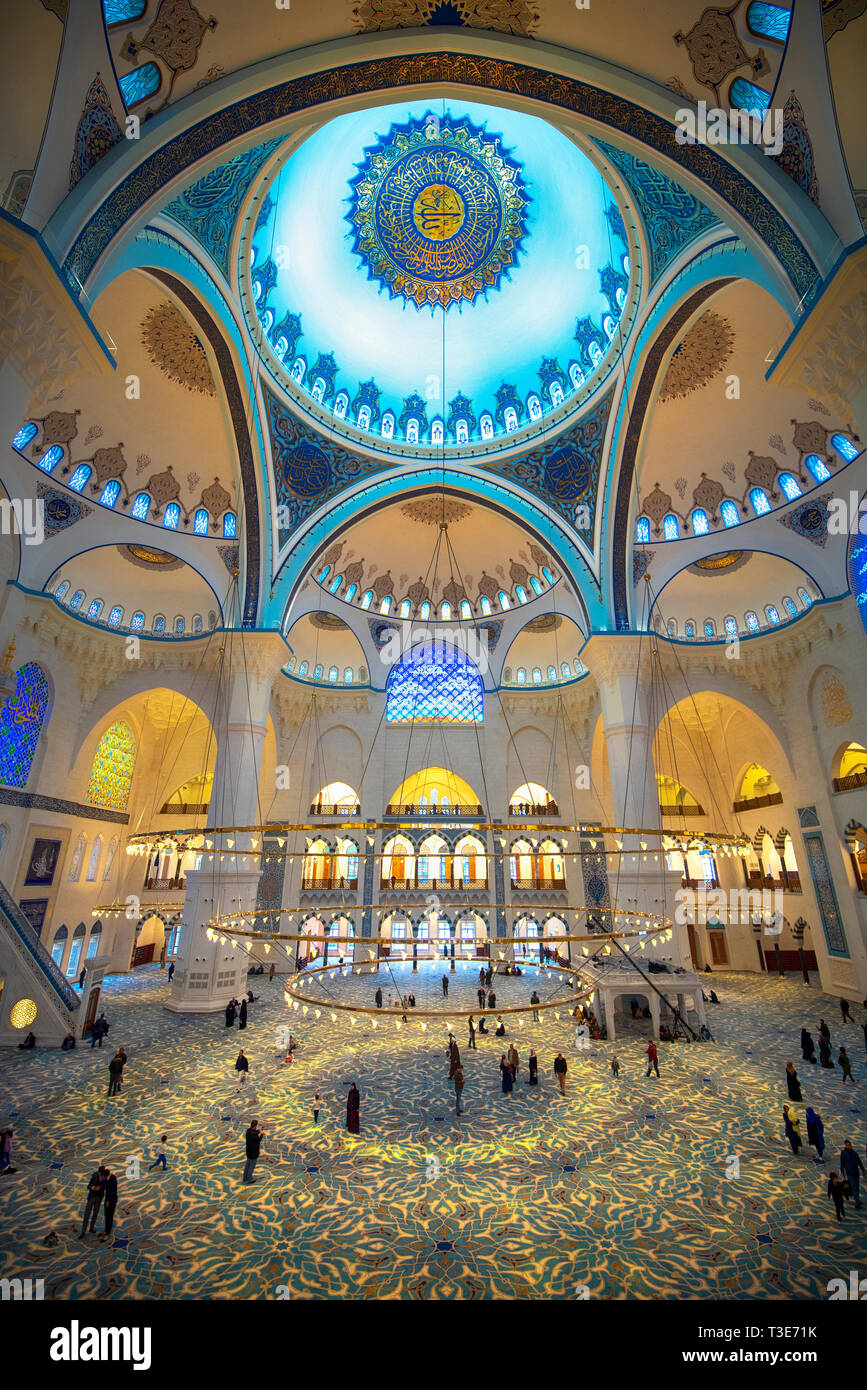 Istanbul, Türkei - innen innen und Kuppel der Camlica Moschee. Die neue Moschee und der größte in Istanbul. Auf der wunderschönen Buyuk Camlica Hügel Stockfoto