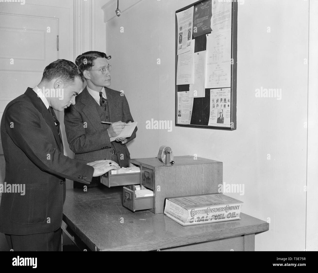 Die Mitarbeiter des Geheimdienstes Kontrolle über Bulletin board Erhalten der neuesten Kriminellen news Ca. 1938 Stockfoto
