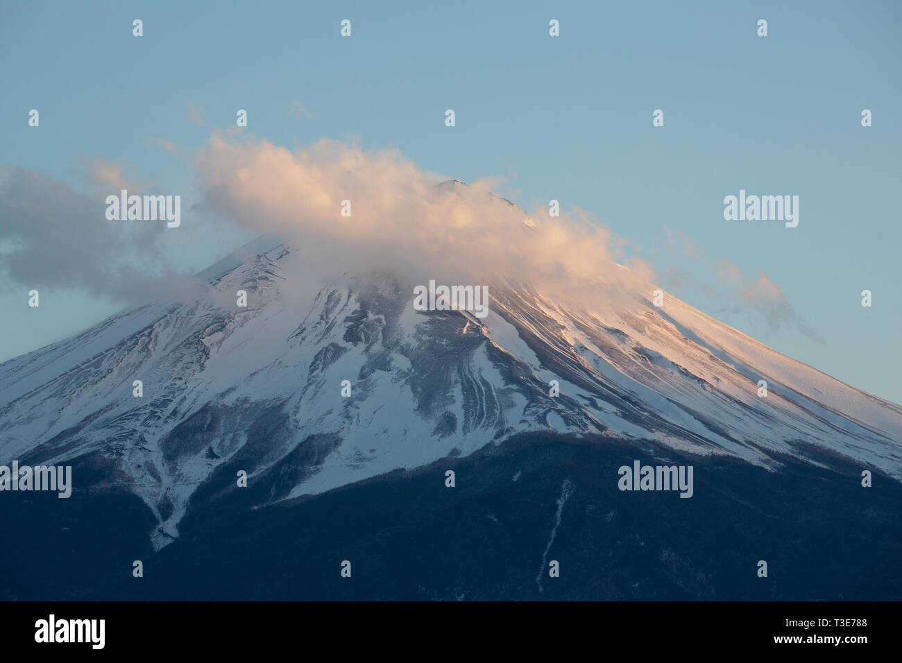 Erstaunlich Mt Fuji Kawaguchiko See, Japan Landschaft im Sonnenuntergang Tag Zeit im blauen Himmel Hintergrund Konzept für fujisan Japanische Natur Sehenswürdigkeit, Schnee auf der Oberseite Stockfoto