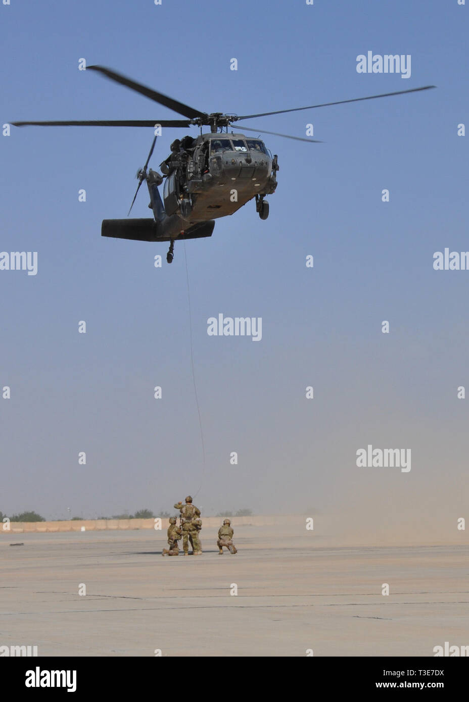Ein Army National Guard UH-60 Blackhawk Hubschrauber Crew bereitet Air Force pararescuemen vom 64th Expeditionary Rescue Squadron zu während der gemeinsamen Ausbildung bei Kandahar Airfield, Afghanistan April 5, 2019. Die Rettung Flieger und Soldaten arbeiten und trainieren regelmäßig gemeinsam vorbereitet zu werden, leben in der gesamten Region zu speichern. (U.S. Air Force Foto vom Kapitän Anna-Marie Wyant) Stockfoto