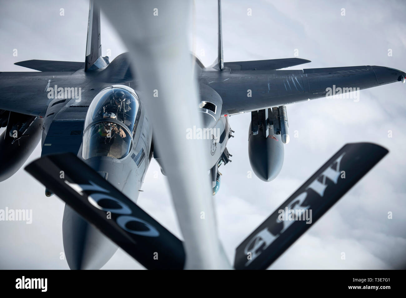 Ein US Air Force F-15E Strike Eagle der 492Nd Fighter Squadron an RAF Lakenheath, England zugeordnet, Ansätze einer KC-135 Stratotanker aus der 100 Luftbetankung Flügel, RAF Mildenhall, England, Kraftstoff über Schottland während der Übung gemeinsame Krieger 19-1, 4. April 2019 zu erhalten. Gemeinsame Krieger wird gehostet von Großbritannien halbjährlich und zielt darauf ab, dass die NATO-Streitkräfte gemeinsame Operationen in einem komplexen Umfeld zu führen, die verschiedenen militärischen Zweige und Einheiten aus verschiedenen Ländern gegen eine Auswahl von aktuellen und künftigen Bedrohungen. (U.S. Air Force Foto von Tech. Sgt. Emerson Nuñez). Stockfoto