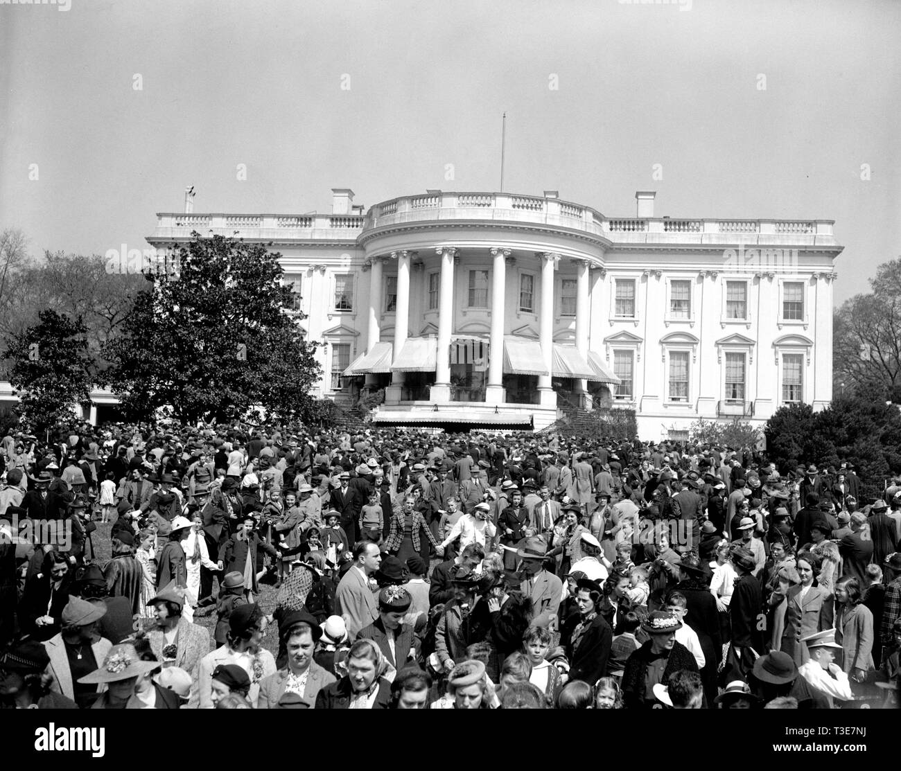 Tausende von Jugendlichen, die heute an der traditionellen Osterei rolling an der historischen Rasen des Weißen Hauses dauerte ca. 1939 Stockfoto