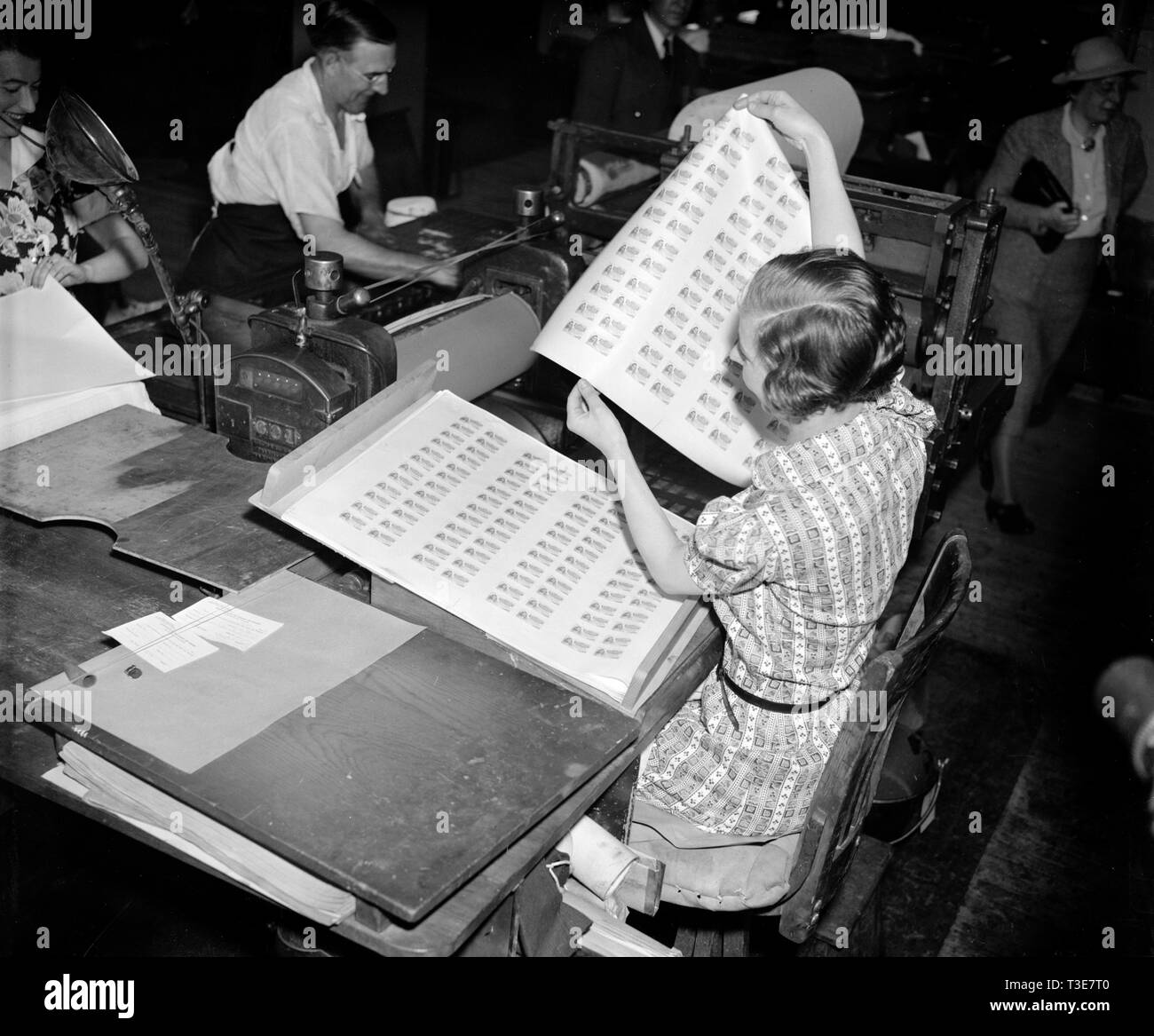 Imogene Stanhope, Assistent des Druckers an das Präsidium, wird dargestellt, indem der ersten Gruppe der von der US-Regierung Essensmarken aus der Presse. April 20, 1939 Stockfoto