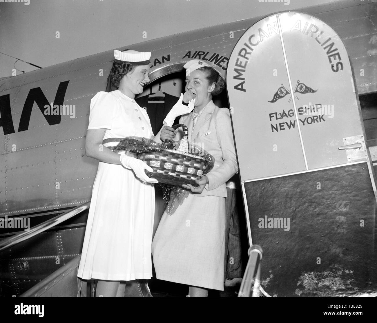 Pfirsiche, drei einer Art. Washington, D.C., am 11. Juli. Frau E.C. Gathings, der Frau des Kongressabgeordneten aus Arkansas heute ein Korb mit Pfirsichen über American Airlines erhalten hat, um den Präsidenten zu morgen vorgestellt. Die Pfirsiche die jährliche Pfirsich Festival in der Waldstadt, Arche, 27.Juli gehalten zu werden gedenken. Folgende - Pfirsiche - - von links nach rechts, Frau E.C. Gathings und stewardess Doris Fontaine Stockfoto