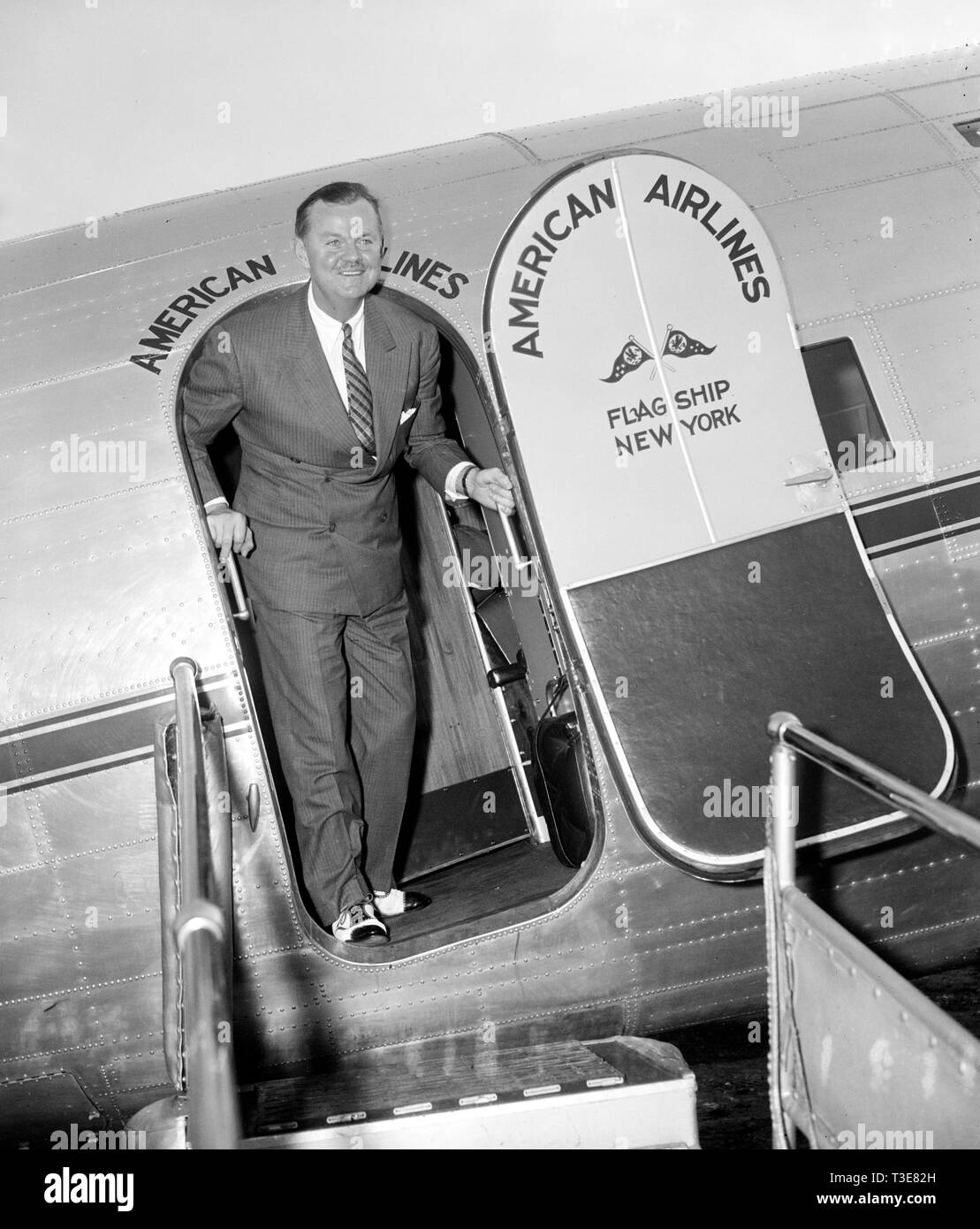 Sänger Lawrence Tibbett, Song - Vogel Star von "Der Kreis", bekannten Radio Programm, trat aus dem Flaggschiff der American Airlines zu einem Besuch nach Washington D.C. Ca. 1939 Stockfoto