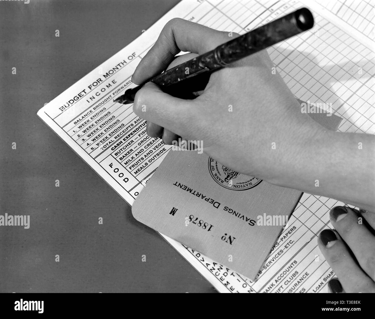 Eintrag in einem Haushalt Buch mit Bank buchen Sie unter der Hand gebildet werden kann. 1940 Stockfoto