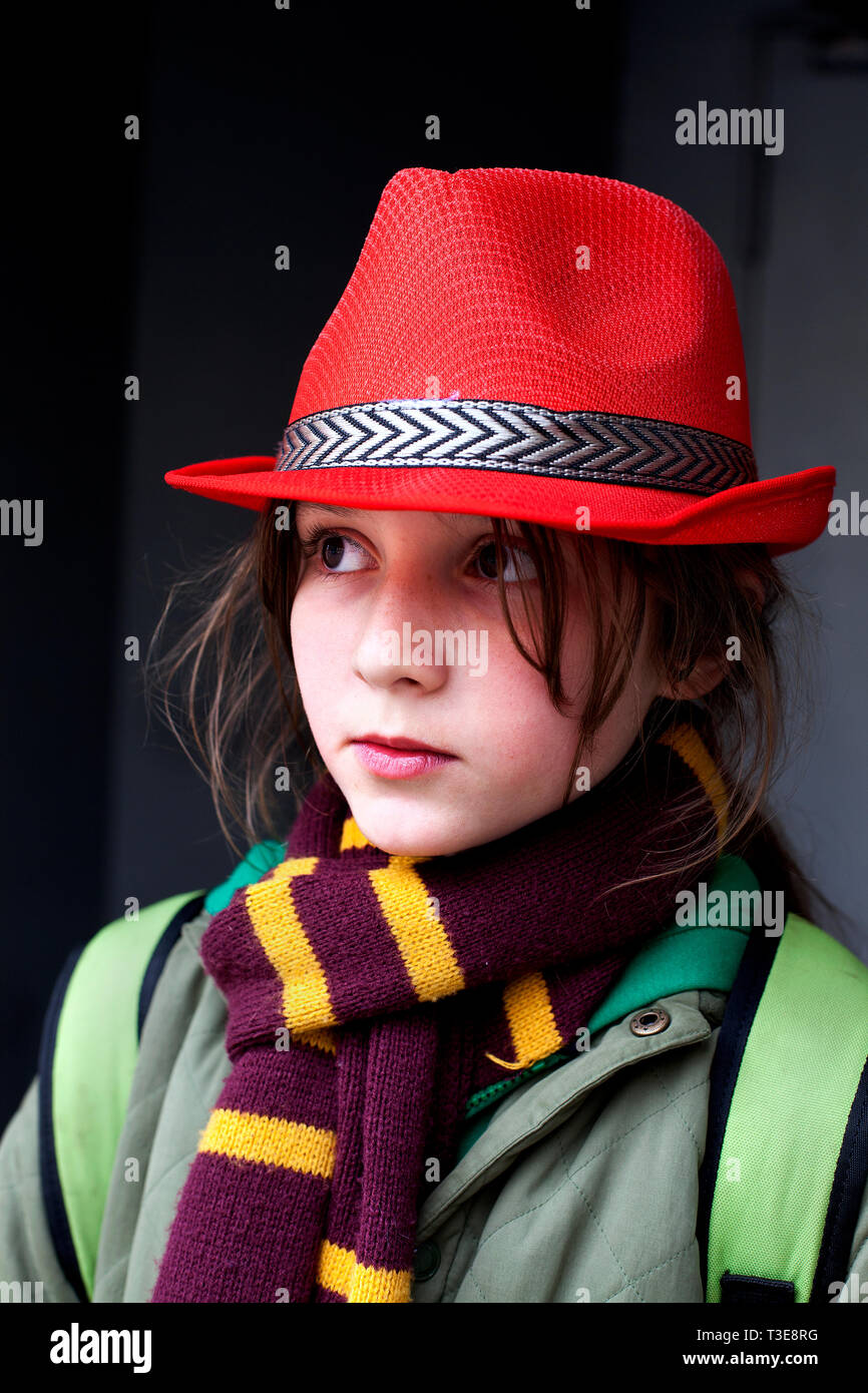 Stilvoller zehnjähriger Junge mit rotem Hut. Stockfoto