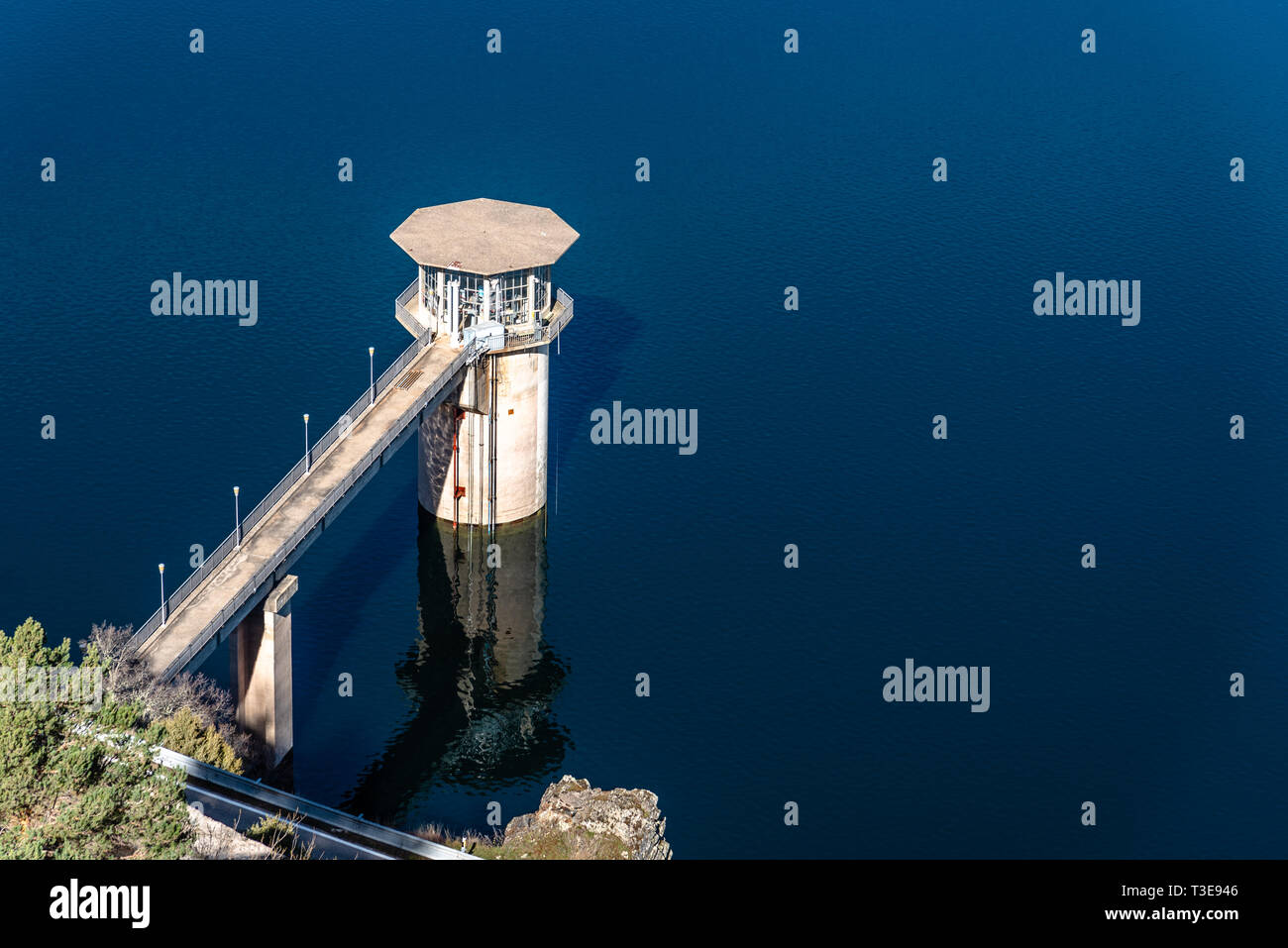 Die Atazar Behälter und Control Tower von Damm in der Bergkette von Madrid Stockfoto