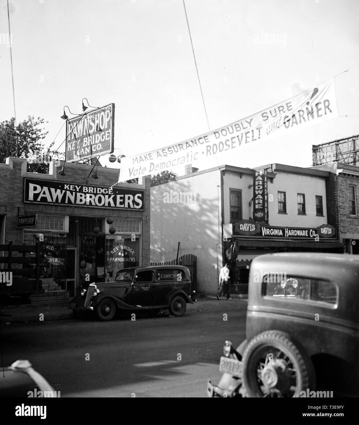 Foto zeigt eine der Roosevelt und Garner Zeichen, die von der demokratischen Partei, die über eine Straße in Rosslyn hängt, Virginia Ca.Ca. September 1936 (1930 s kleine Stadt Virginia Street Scene) Stockfoto